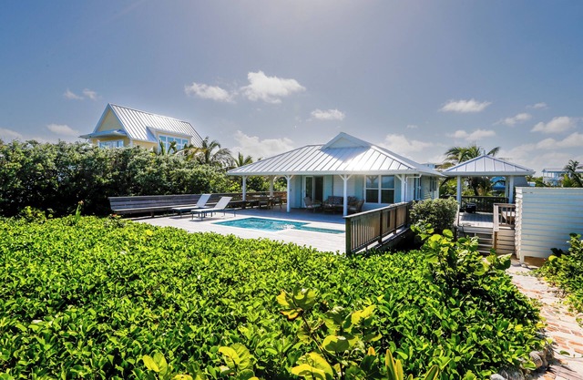 Charming 2-bedroom beachside cottage with plunge pool in quaint Elbow Cay