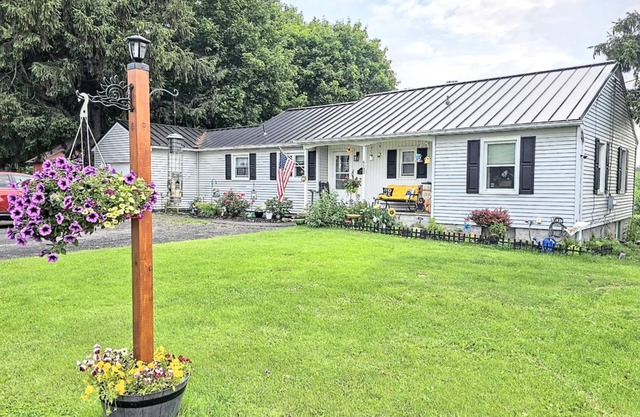 Charming 2-bedroom bed & breakfast in peaceful Cayuga with WiFi, AC