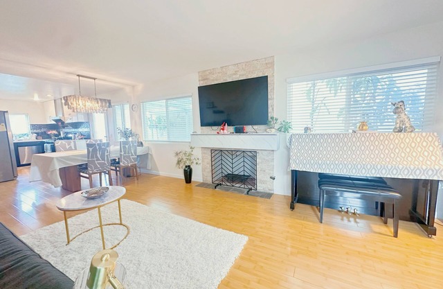 Charming 2-bedroom bungalow in fabulous Fullerton