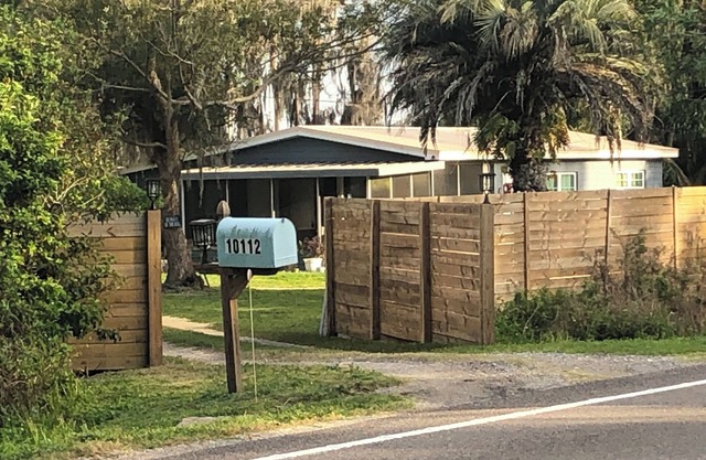 Charming 2-bedroom bungalow on a Private Lake. Great fishing & close to Disney!