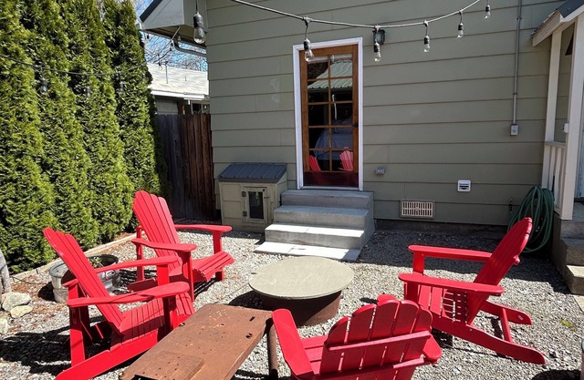 Charming 2-bedroom bungalow in brilliant Sandpoint Walkable to Lake/Town- AC