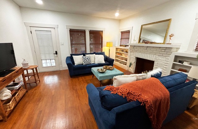 Charming 2-bedroom bungalow with office, fitness room in inner-city Houston