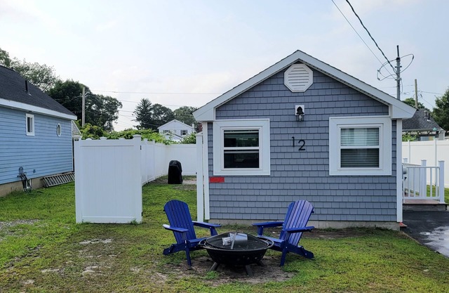 Charming 2-bedroom bungalow in brilliant Wareham with AC, WiFi.
