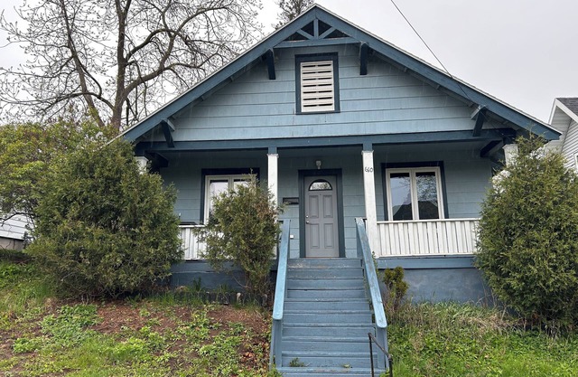 Charming 2-bedroom bungalow near Parks and Hospitals