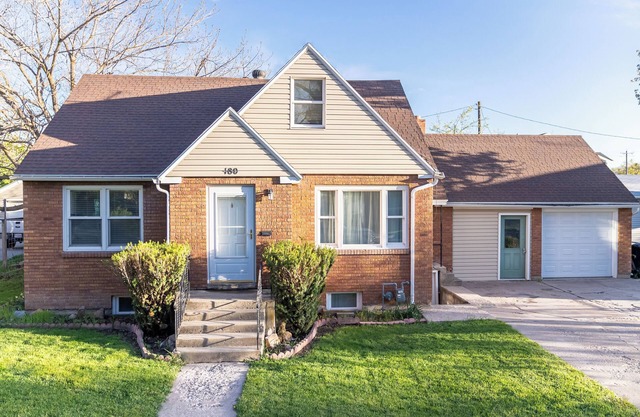 Charming 2-bedroom bungalow in Logan with FAST WiFi. Enjoy your stay