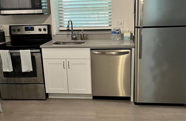 Charming 2-bedroom bungalow in Lusby .with open floor plan