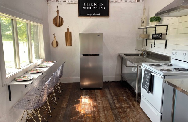 Charming 2-bedroom cottage in Brookhaven with AC