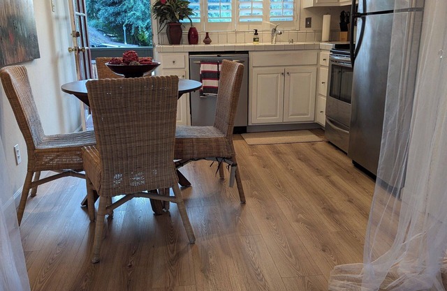 Charming 2-bedroom condo in enchanting Healdsburg with WiFi, AC