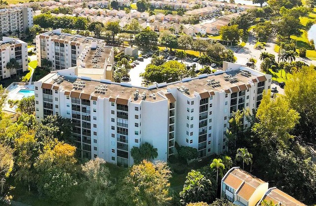 Charming 2-bedroom condo with AC, fitness, jacuzzi swimming pool.