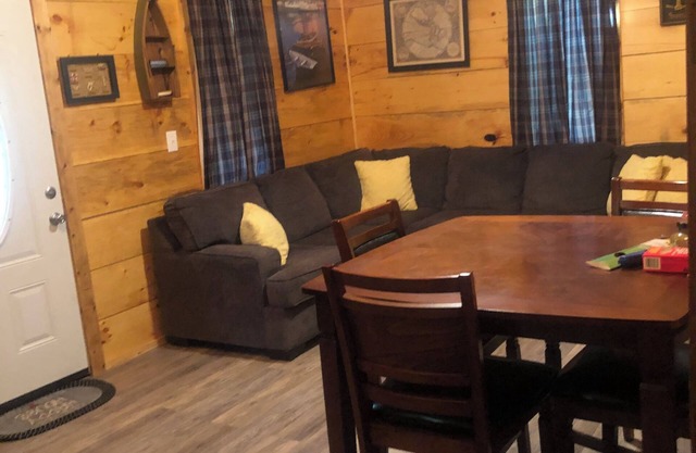 Charming 2-bedroom cottage in amazing Morristown with AC, WiFi