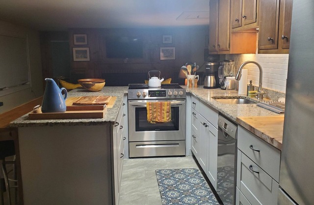 Charming 2-bedroom cottage on country rd. w/firepit and fireplace