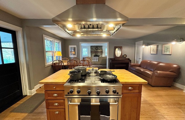Charming 2-bedroom country cottage bordering on land trust in Washington, CT