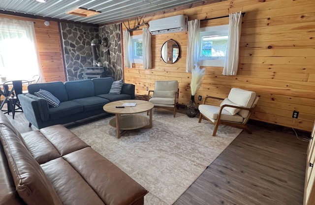 Charming 2-bedroom cabin in right next to Kinzua with AC