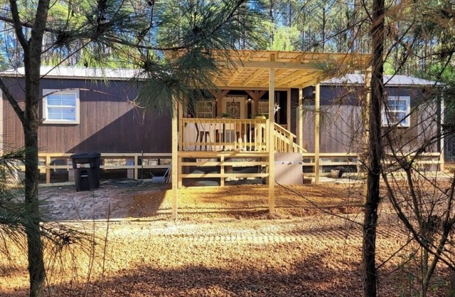 Charming 2-bedroom cabin with AC, WiFi in lovely Magnolia, Mississippi.