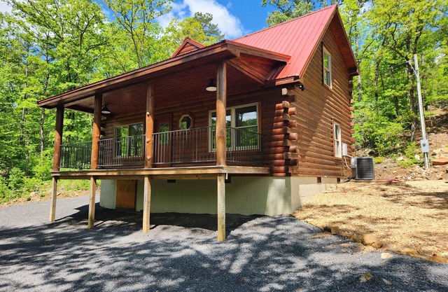 Charming 2-bedroom cabin on Little Red River with WiFi, AC in serene Marshall