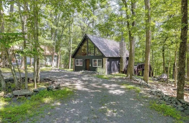 Charming 2-bedroom cabin in brilliant Masthope with pools & skiing minutes away!