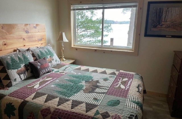 Charming 2-bedroom cabin 30 feet from the shores of Mid Lake on Minocqua Chain