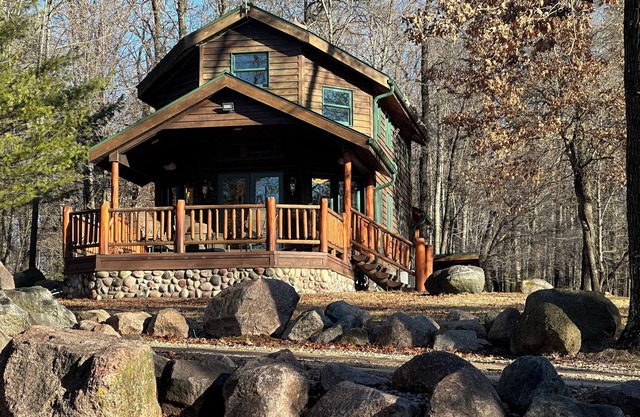 Charming 2 bedroom cabin with WiFi, AC in brilliant Gillett