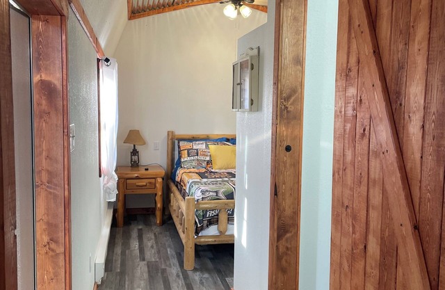 Charming 2-bedroom cabin with WiFi and AC in Licking