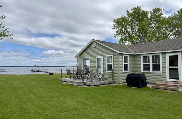 Charming 2-bedroom cabin on Shawano Lake with AC