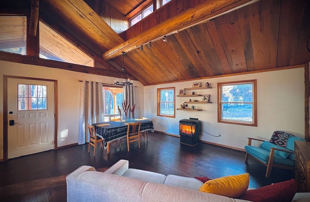 Charming 2-bedroom cabin near Bluewood Ski Resort