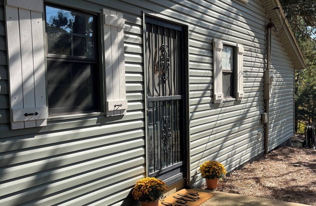 Charming 2-bedroom cabin with WiFi, AC in delightful Oxford