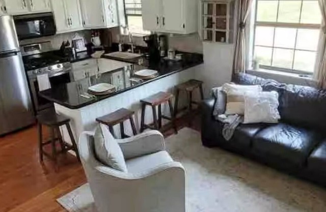 Charming 2-bedroom cabin with WiFi, fire pit, AC, pets welcome in quaint Royal