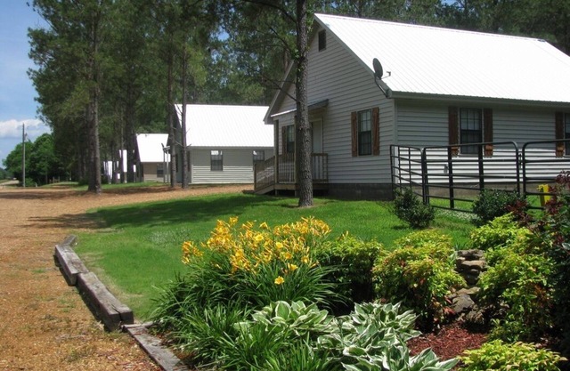 Charming 2-bedroom cabin with AC just 3 miles from Sardis lake.
