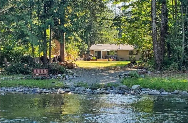 Charming 2-bedroom cabin on the Sultan River