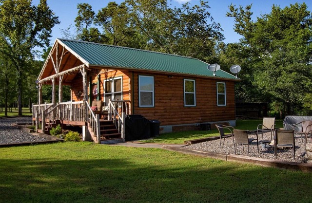 Charming 2-bedroom cabin with loft, Starlink internet, near 4x4 trails & river
