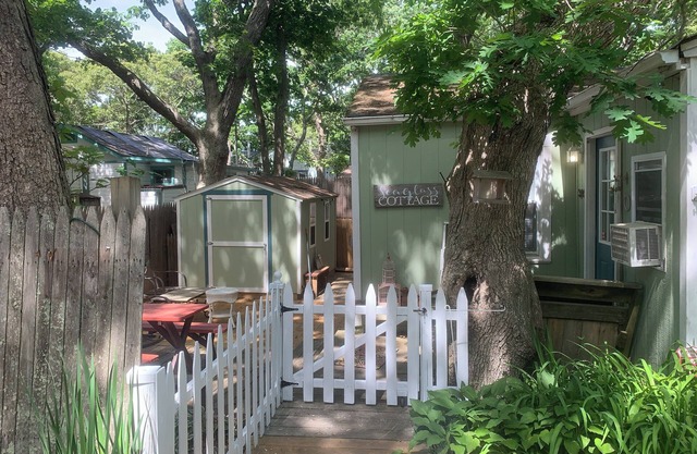 Charming 2-bedroom cottage in wonderful Northfork Long Island, Baiting Hollow.