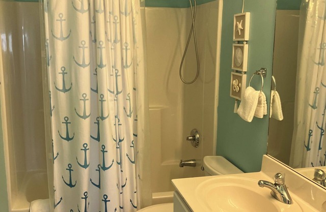 Charming 2-bedroom condo with WiFi, AC, 2 pools, stunning lake views!