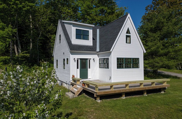 Charming 2-bedroom cottage nestled in the seaside village of Temple Heights