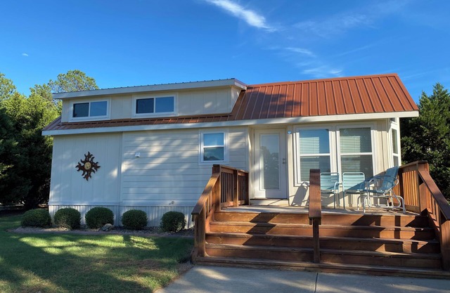 Charming 2-bedroom cottage located on wedding venue property in Palestine, TX