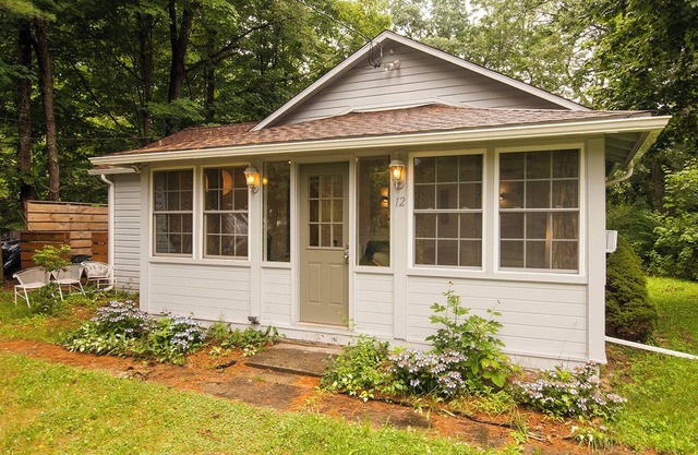 Charming 2-bedroom cottage with WiFi and AC in fabulous Phoenicia