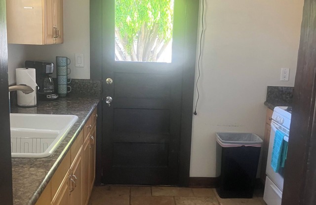 Charming 2-bedroom cottage in San Diego with AC, WiFi