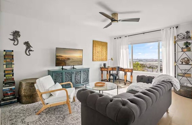 Charming 2-bedroom condo with AC in sunny San Diego. Breathtaking views!