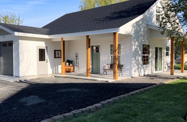 Charming 2-bedroom cottage in welcoming Waitsburg with WiFi, AC
