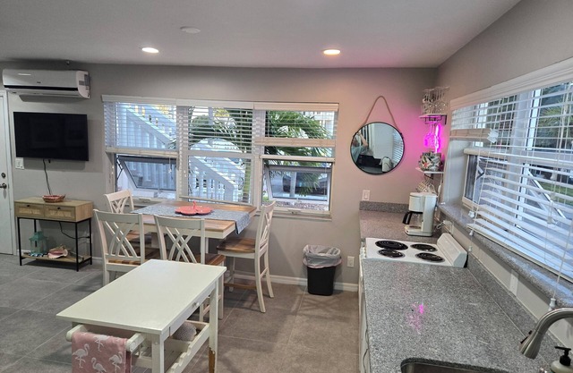 Charming 2-bedroom condo in Freeport with WiFi, AC. Steps to Coral Beach