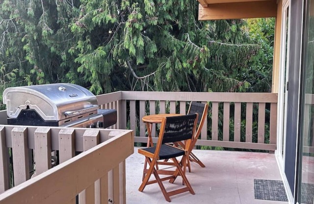 Charming 2-bedroom condo with AC and WiFi in marvelous Edgewood