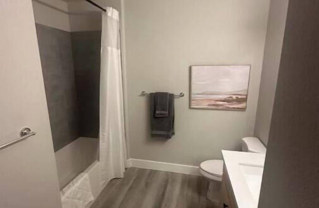 Charming 2-bedroom condo with water and golf course views and AC in Glendale