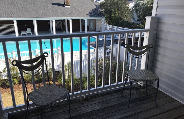 Charming 2-bedroom condo w/AC Shalimar's best kept secret - Walk to sunset