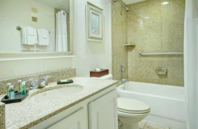 Charming 2-bedroom condo in terrific Orlando with WiFi. Parking 15.00 per day