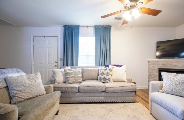 Charming 2-bedroom condo in wonderful Oxford, walking distance to the stadium