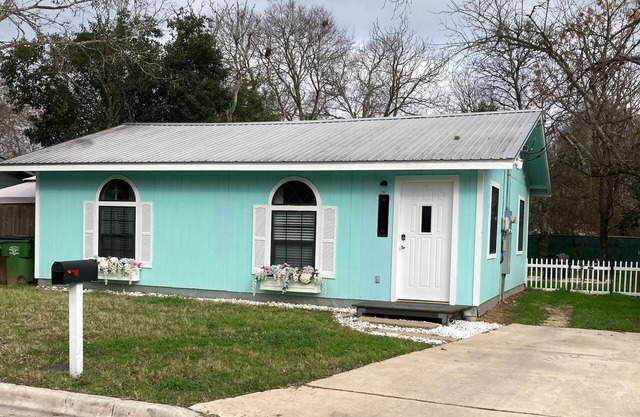 Charming 2-bedroom cottage in Lockhart with WiFi and AC