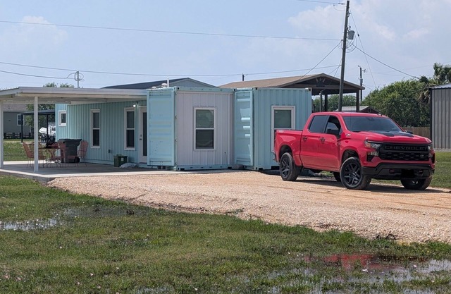 Charming 2-bedroom cottage with AC, Washer/Dryer, and WiFi in Seadrift
