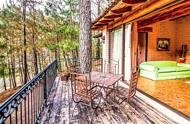 Charming 2 Bedroom Cottage on Private Lake
