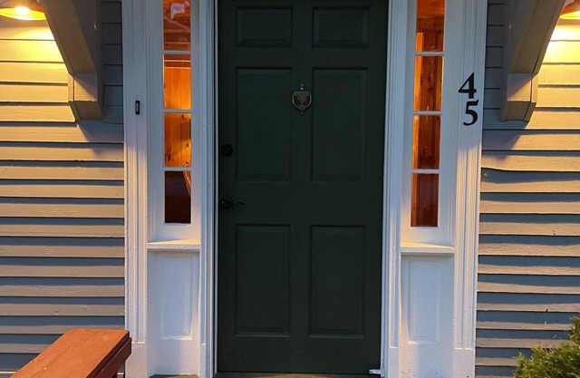 Charming 2-bedroom cottage with AC and WiFi nestled in a peaceful setting~