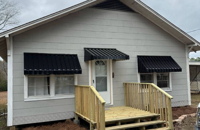 Charming 2-bedroom cottage in adorable Grayson with WiFi, AC