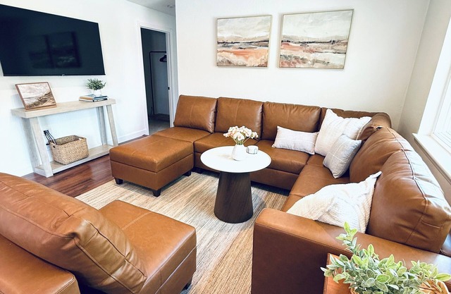 Charming 2-bedroom cottage less than one mile to beach, New Listing!